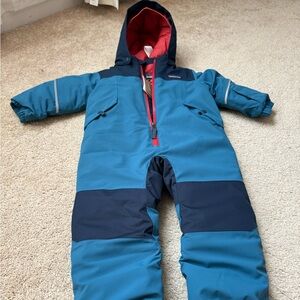 New Patagonia toddler snow suit. Blue and red color size 12-18m.